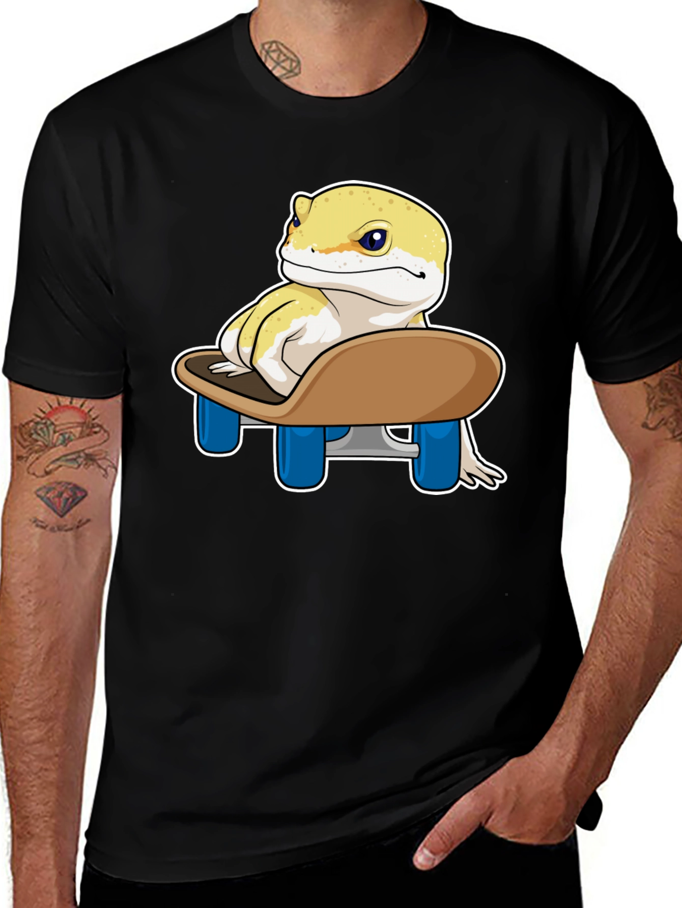 Skateboarding Gecko T-Shirt - Cool Reptile Design