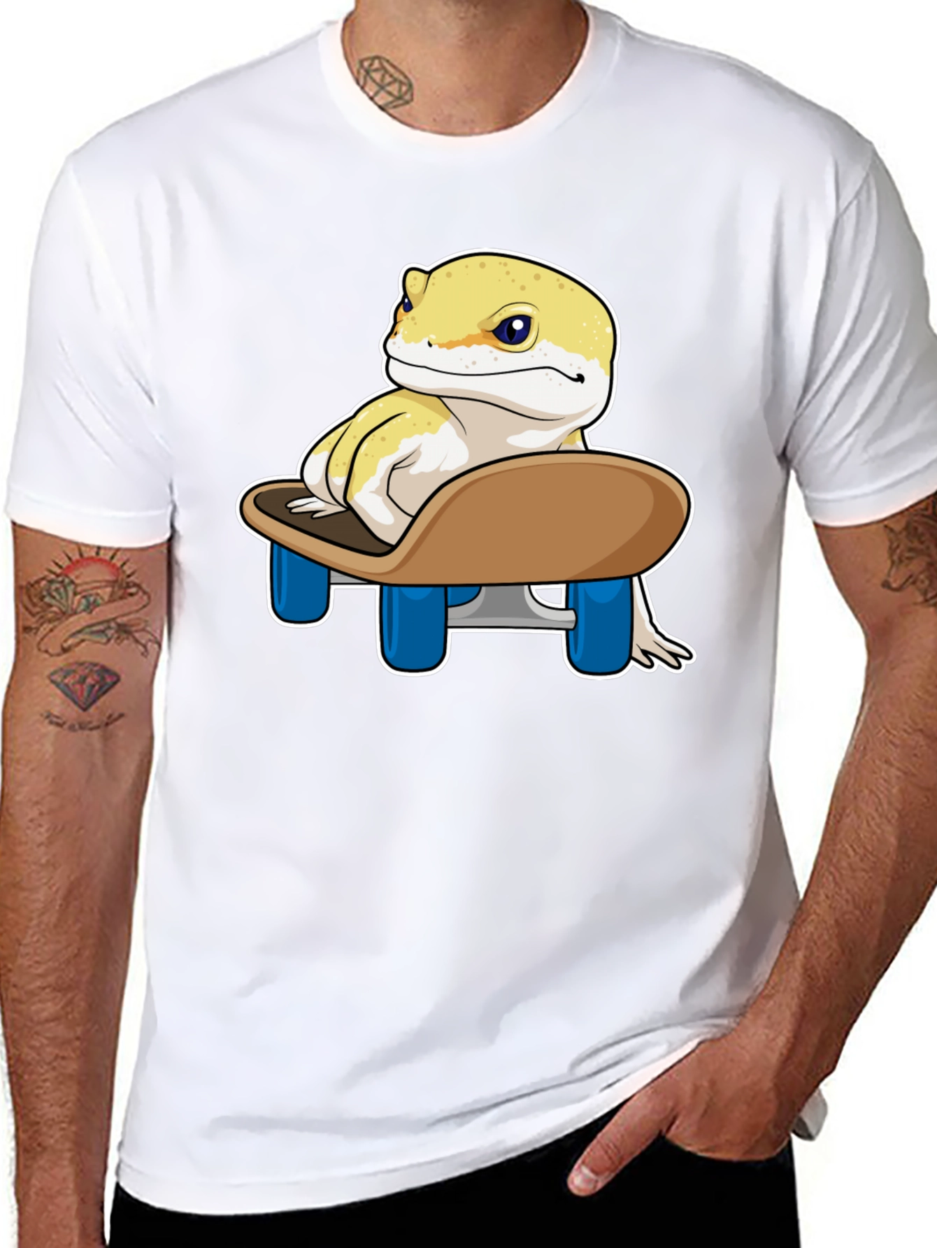 Skateboarding Gecko T-Shirt - Cool Reptile Design